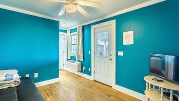 Suite, 1 Bedroom | Ruang tamu | 35 inci televisyen dengan satelit