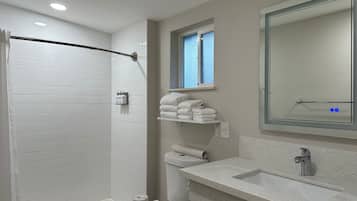 Ducha, artículos de tocador ecológicos, secador de pelo, toallas