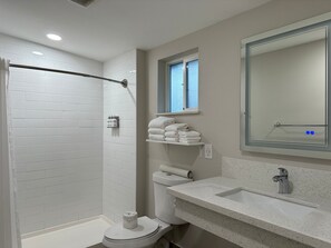 Shower, eco-friendly toiletries, hair dryer, towels - Bluebird Inn (Cambria)