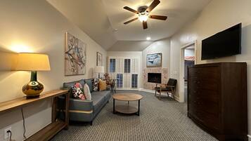 Suite Deluxe, 1 cama King size | Área de sala de estar | Televisión de pantalla plana de 42 pulgadas con canales por cable