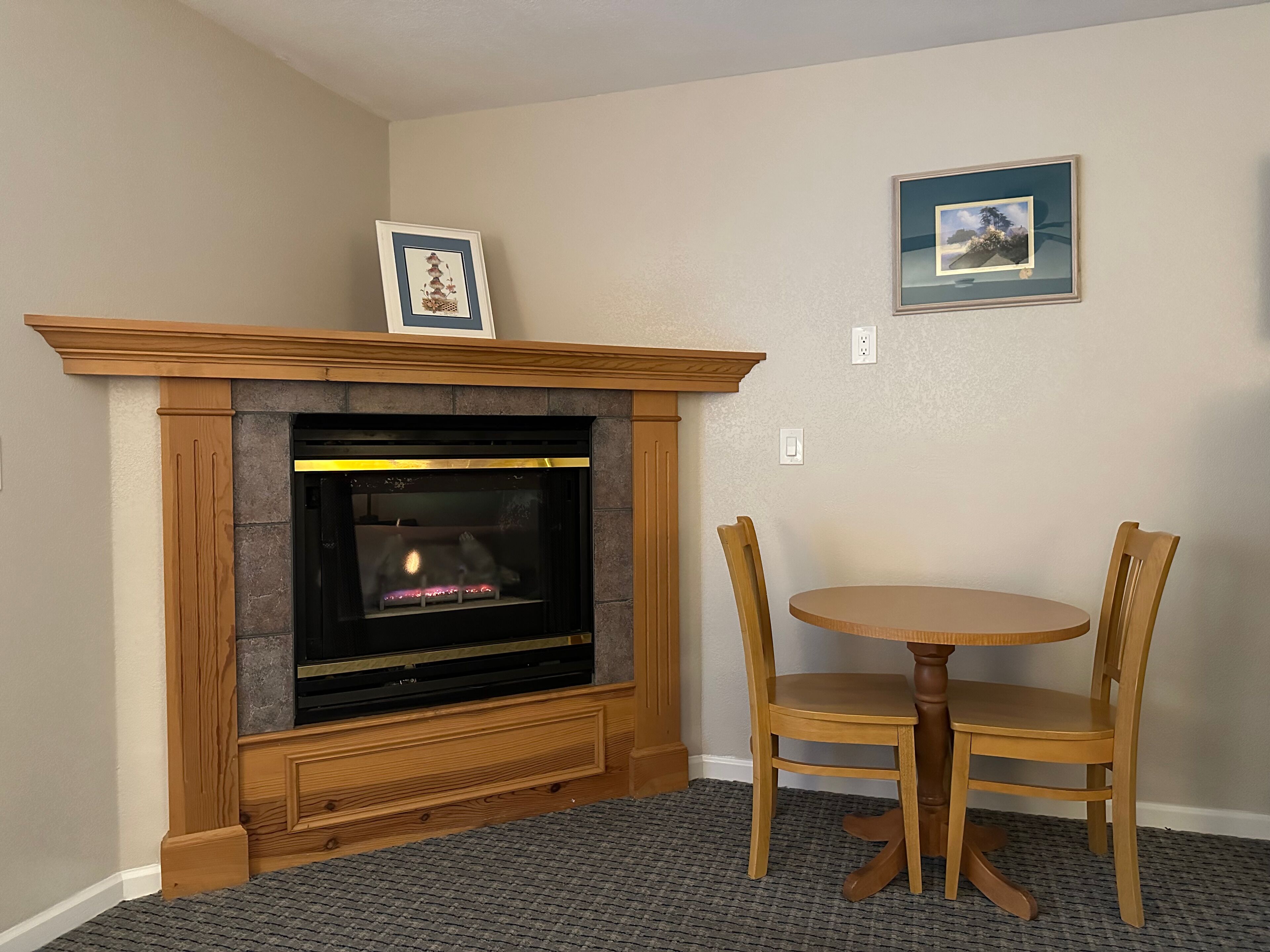 deluxe room, 1 king bed, fireplace | pillow-top beds, cots/infant beds, free wifi, bed sheets