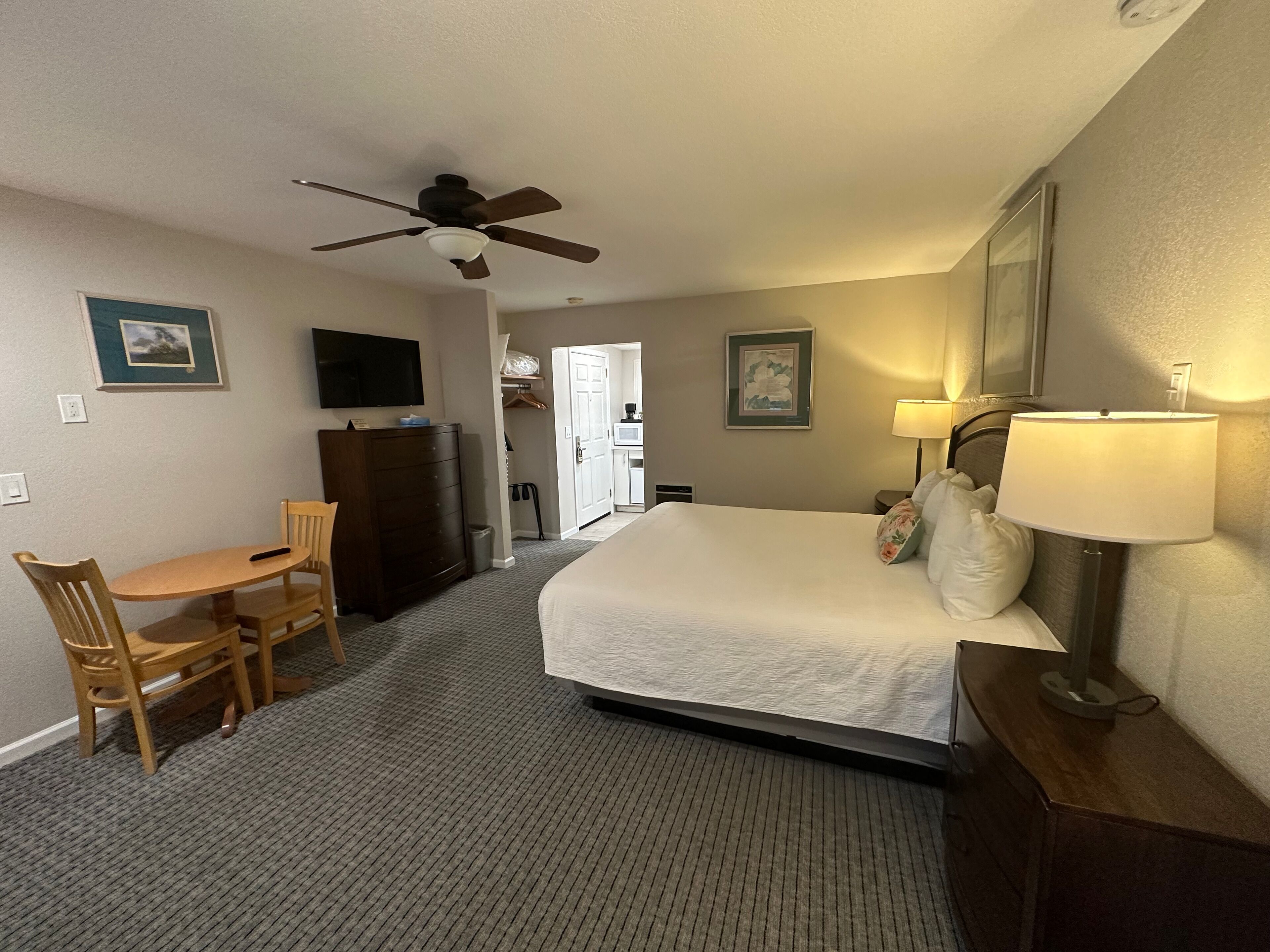 deluxe room, 1 king bed, fireplace | pillow-top beds, cots/infant beds, free wifi, bed sheets