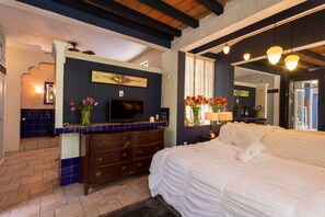King Bedroom | Sengetøy av topp kvalitet, safe på rommet og strykejern/-brett