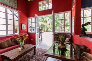 Standaard kamer | Woonruimte | Een 35-inch flatscreentelevisie met kabelzenders, televisie en Netflix