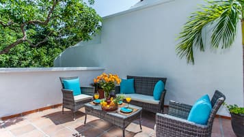 Deluxe Penthouse, 1 King Bed, River View | Premium bedding, in-room safe, iron/ironing board, cribs/infant beds