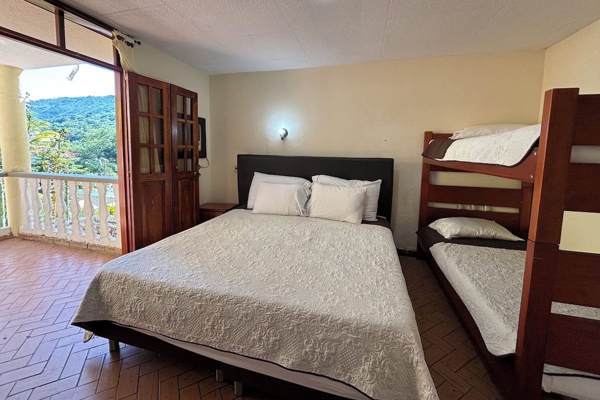 Deluxe vierpersoonskamer | Een kluis op de kamer, gratis wifi, beddengoed