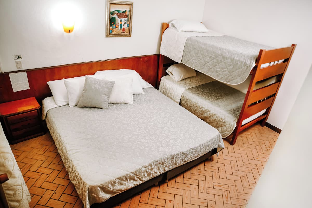 Superior vierpersoonskamer | Een kluis op de kamer, gratis wifi, beddengoed