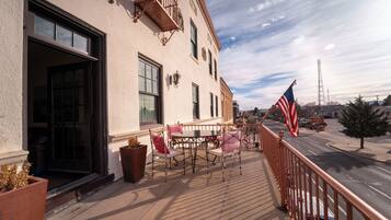 1 bedroom, individually decorated, individually furnished