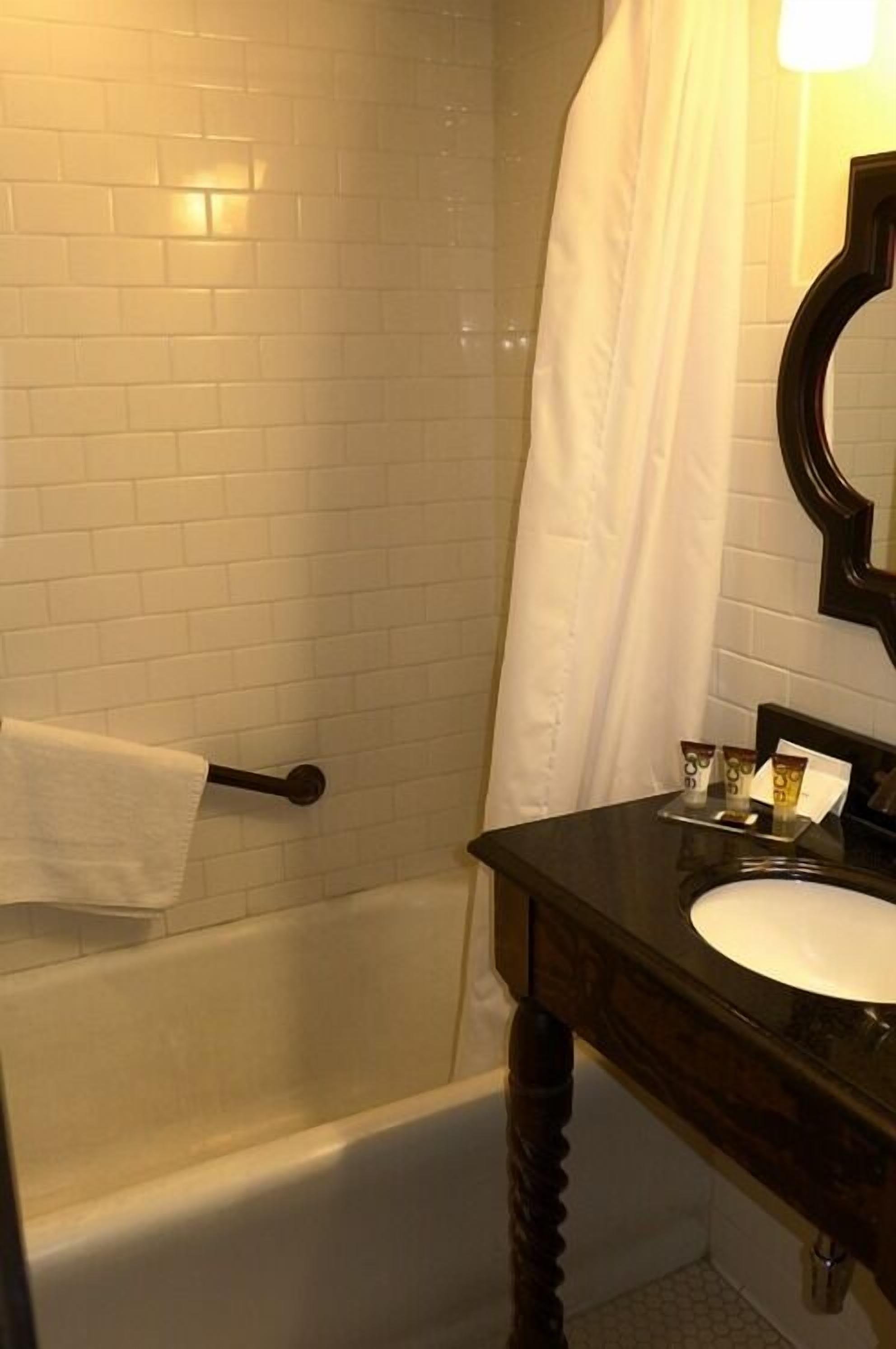 combined shower/bathtub, jetted bath, free toiletries, hair dryer