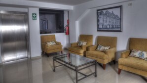 Lobby sitting area - Siball Hotel (Abancay)