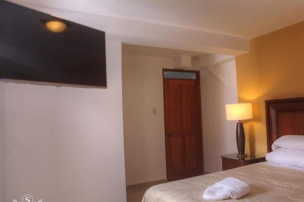 Ropa de cama de alta calidad, camas con pillow-top y escritorio