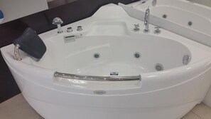 シャワー、バスアメニティ (無料)、ヘアドライヤー、タオル