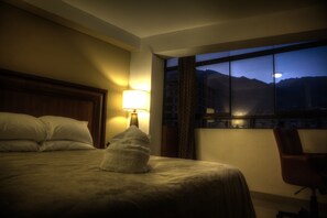 Premium bedding, pillowtop beds, desk, rollaway beds - Siball Hotel (Abancay)