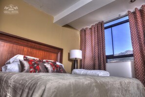 Premium bedding, pillowtop beds, desk, rollaway beds - Siball Hotel (Abancay)