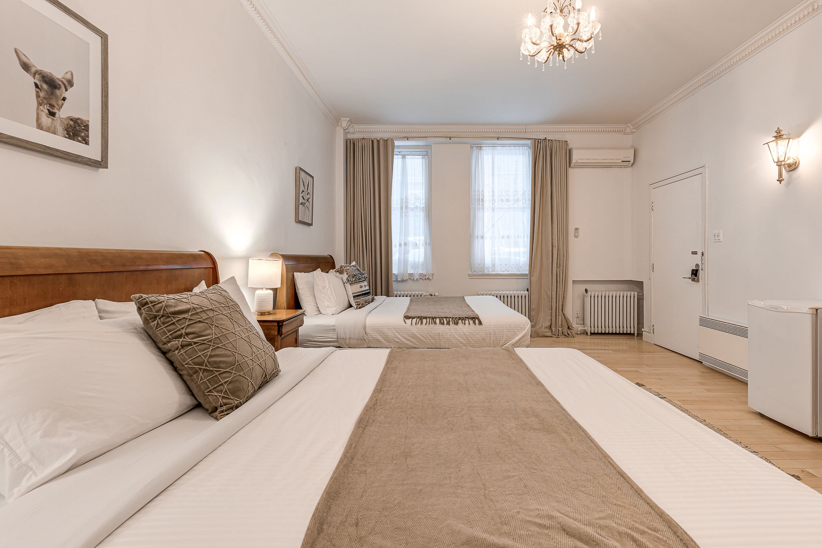 family room | 2 bedrooms, individually decorated, free wifi, bed sheets