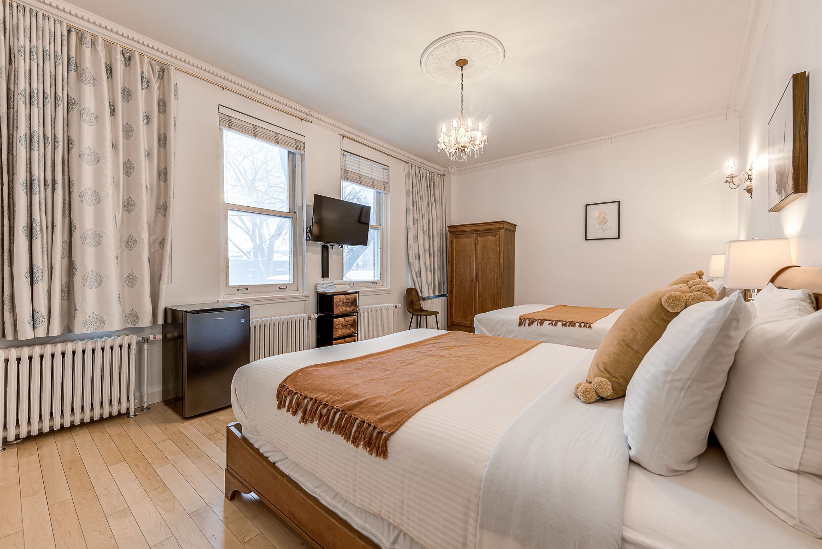 family room | 2 bedrooms, individually decorated, free wifi, bed sheets