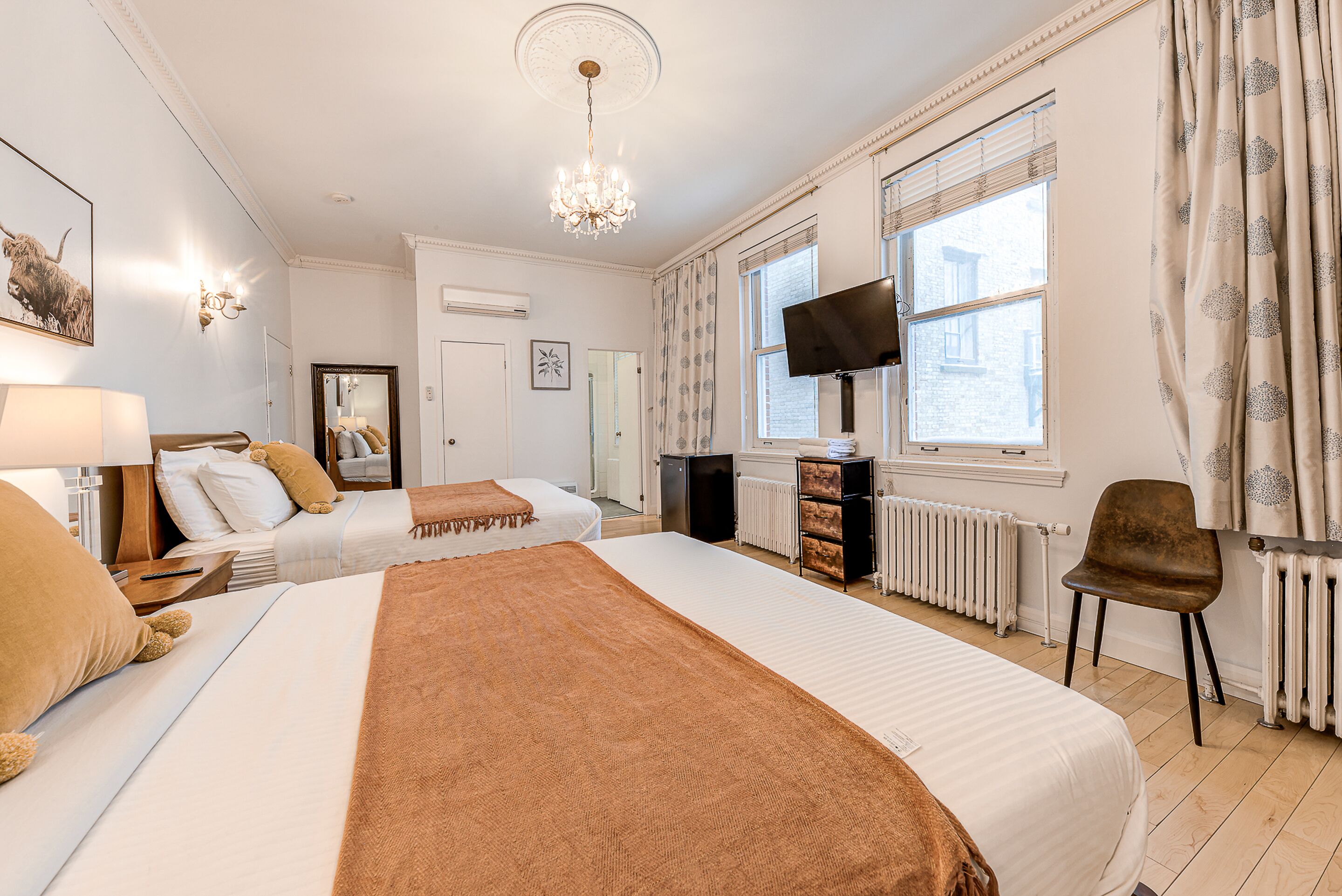 family room | 2 bedrooms, individually decorated, free wifi, bed sheets