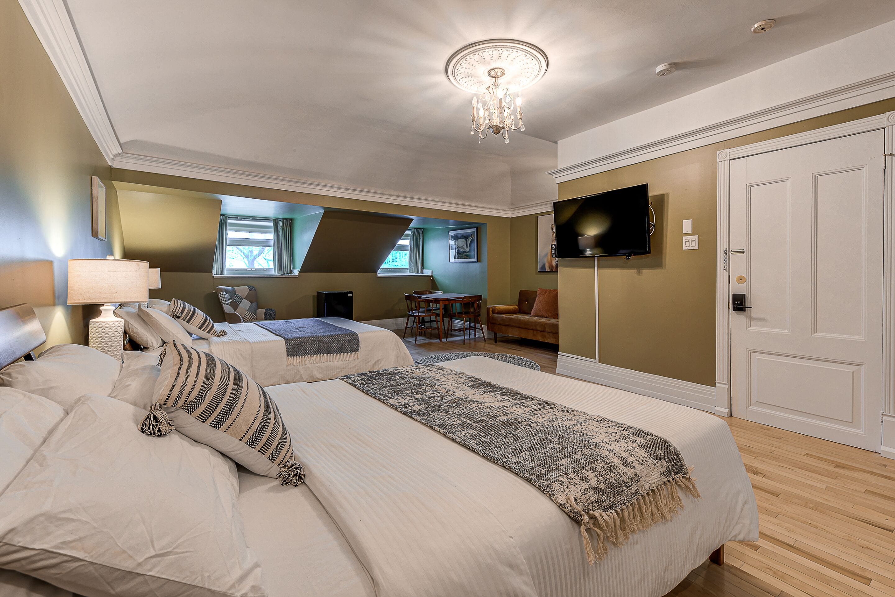 family room | 2 bedrooms, individually decorated, free wifi, bed sheets