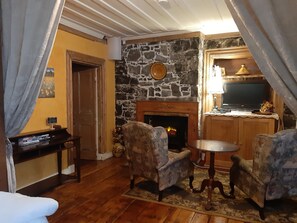 Comfort-Doppelzimmer, 1 Queen-Bett, eigenes Bad, Gartenblick | Wohnbereich | 32-Zoll-Flachbildfernseher mit Kabelempfang, Fernseher