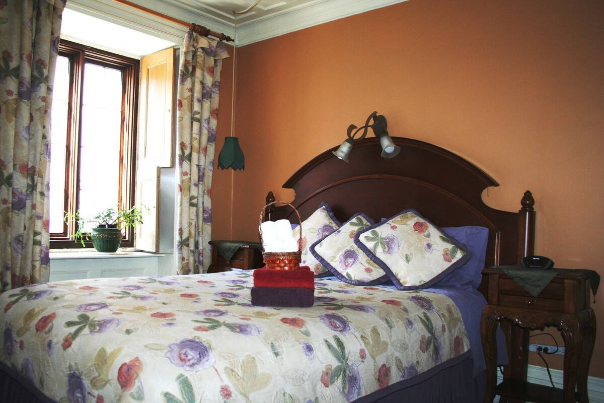 Comfort-Suite, 2 Schlafzimmer, Kühlschrank und Mikrowelle, zum Innenhof hin | 2 Schlafzimmer, hochwertige Bettwaren, Pillowtop-Betten