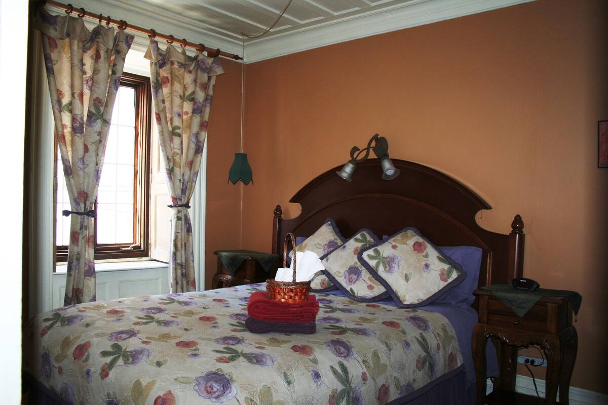 Zimmer, 1 Queen-Bett, Gemeinschaftsbad | 2 Schlafzimmer, hochwertige Bettwaren, Pillowtop-Betten
