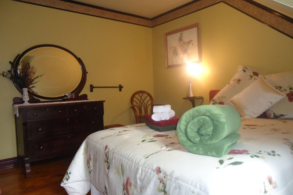 Zimmer, Gemeinschaftsbad (1 Queen and 1 Single Bed) | 2 Schlafzimmer, hochwertige Bettwaren, Pillowtop-Betten