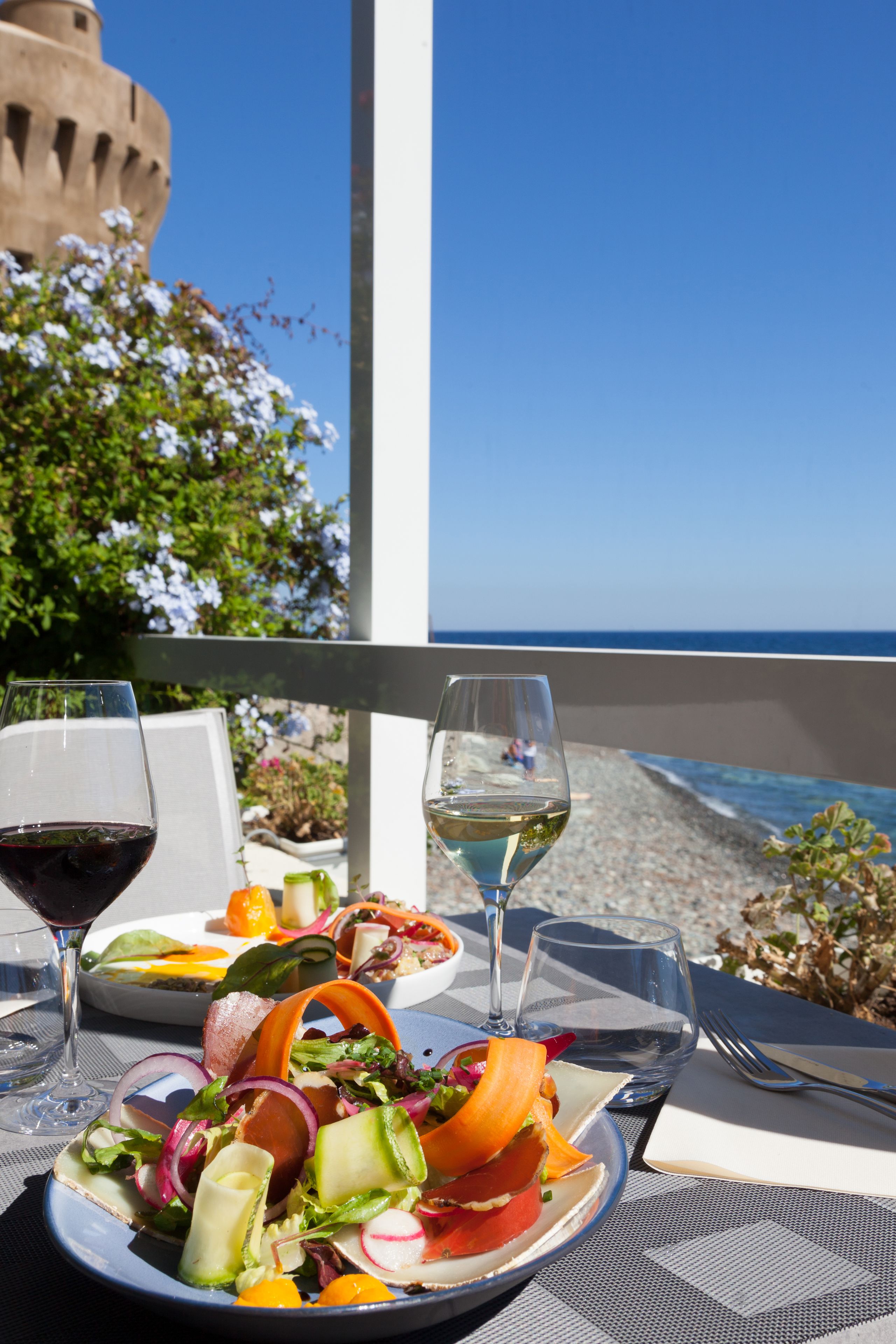 breakfast, lunch and dinner served