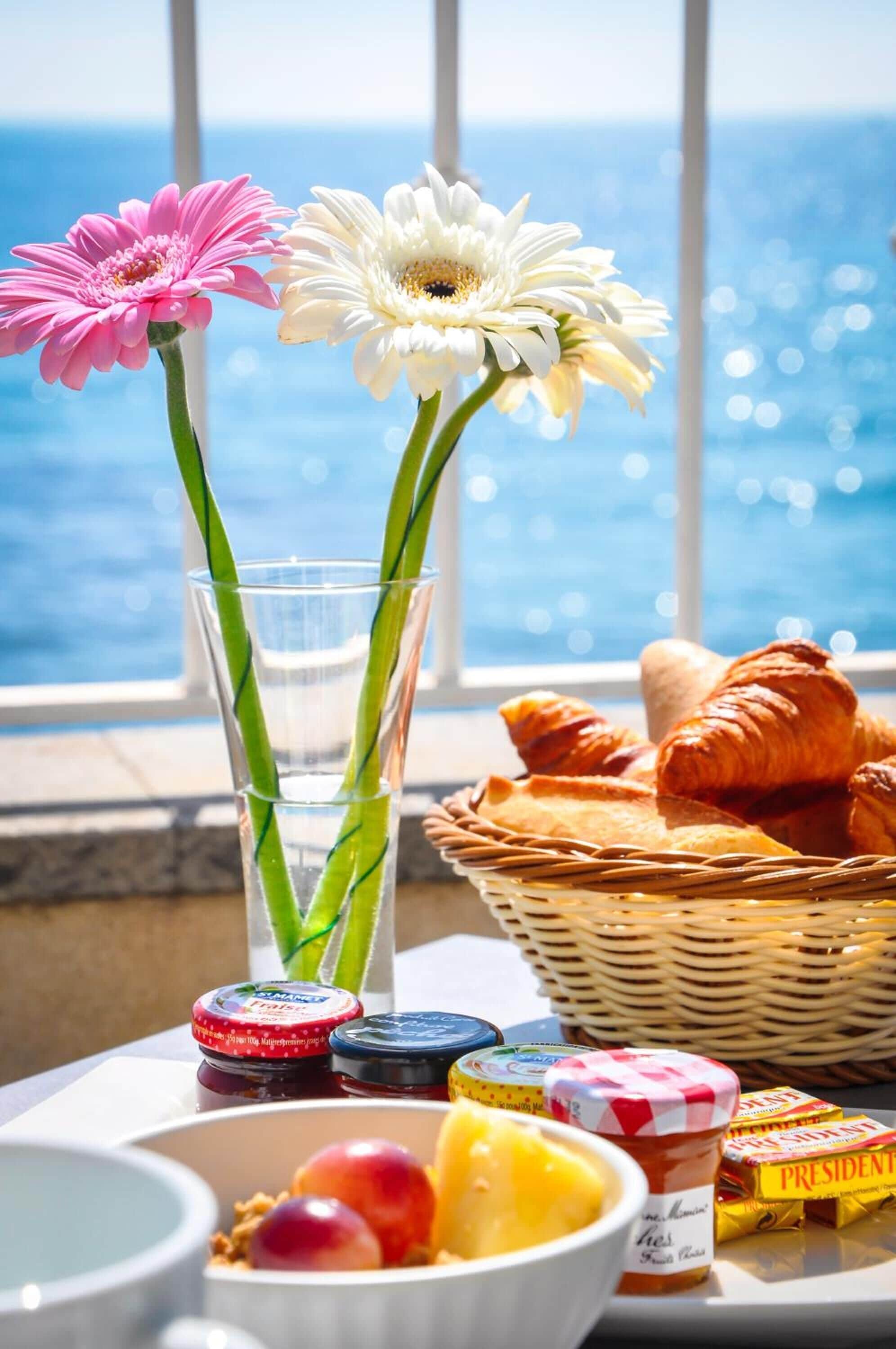 供应早餐、午餐和晚餐