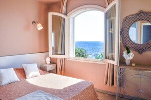 Minibar, decoración personalizada, muebles diferentes y escritorio 