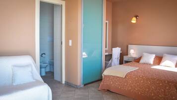 Habitación familiar, vista al mar | Minibar, decoración personalizada, muebles diferentes y escritorio