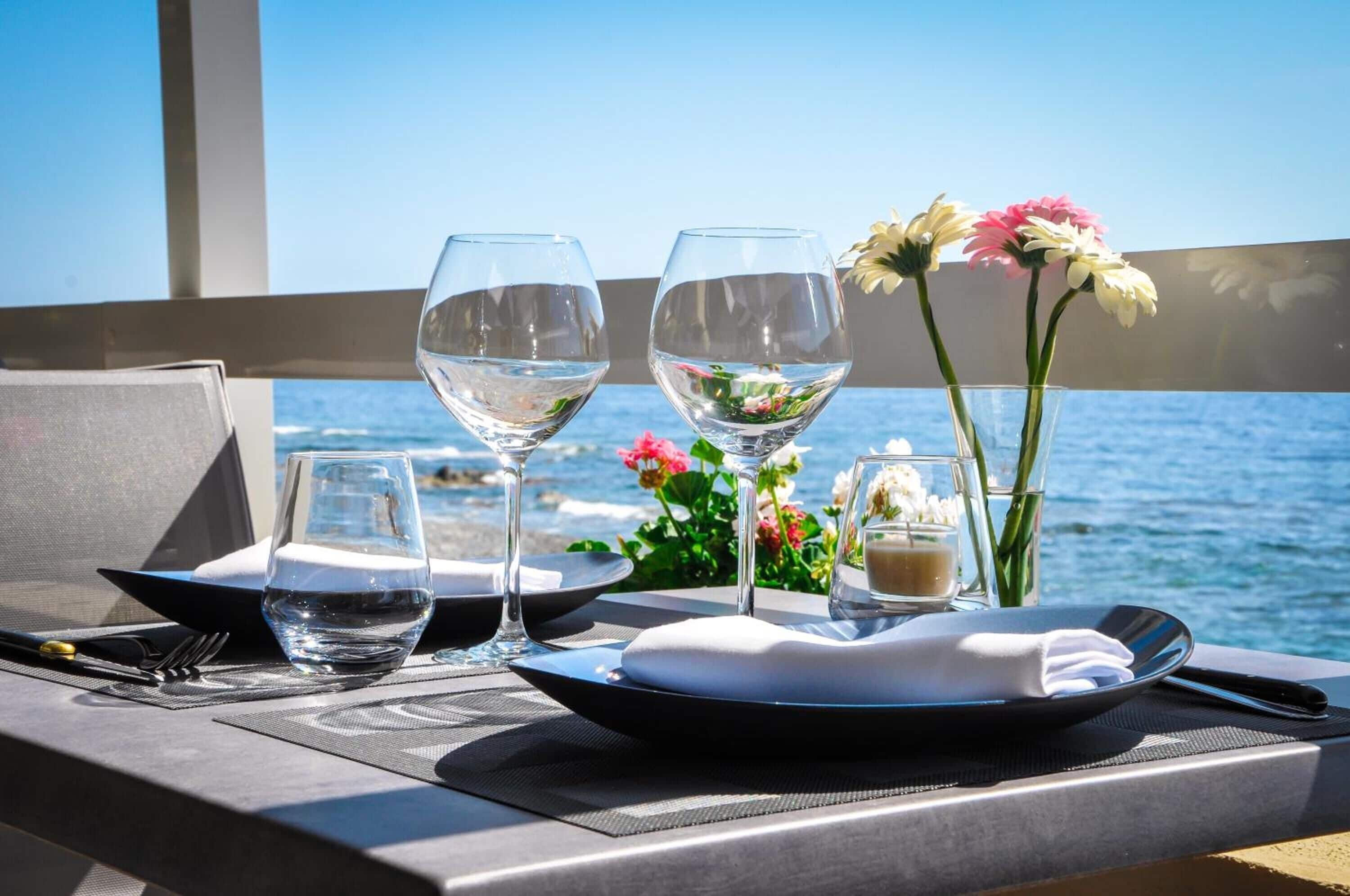 breakfast, lunch and dinner served