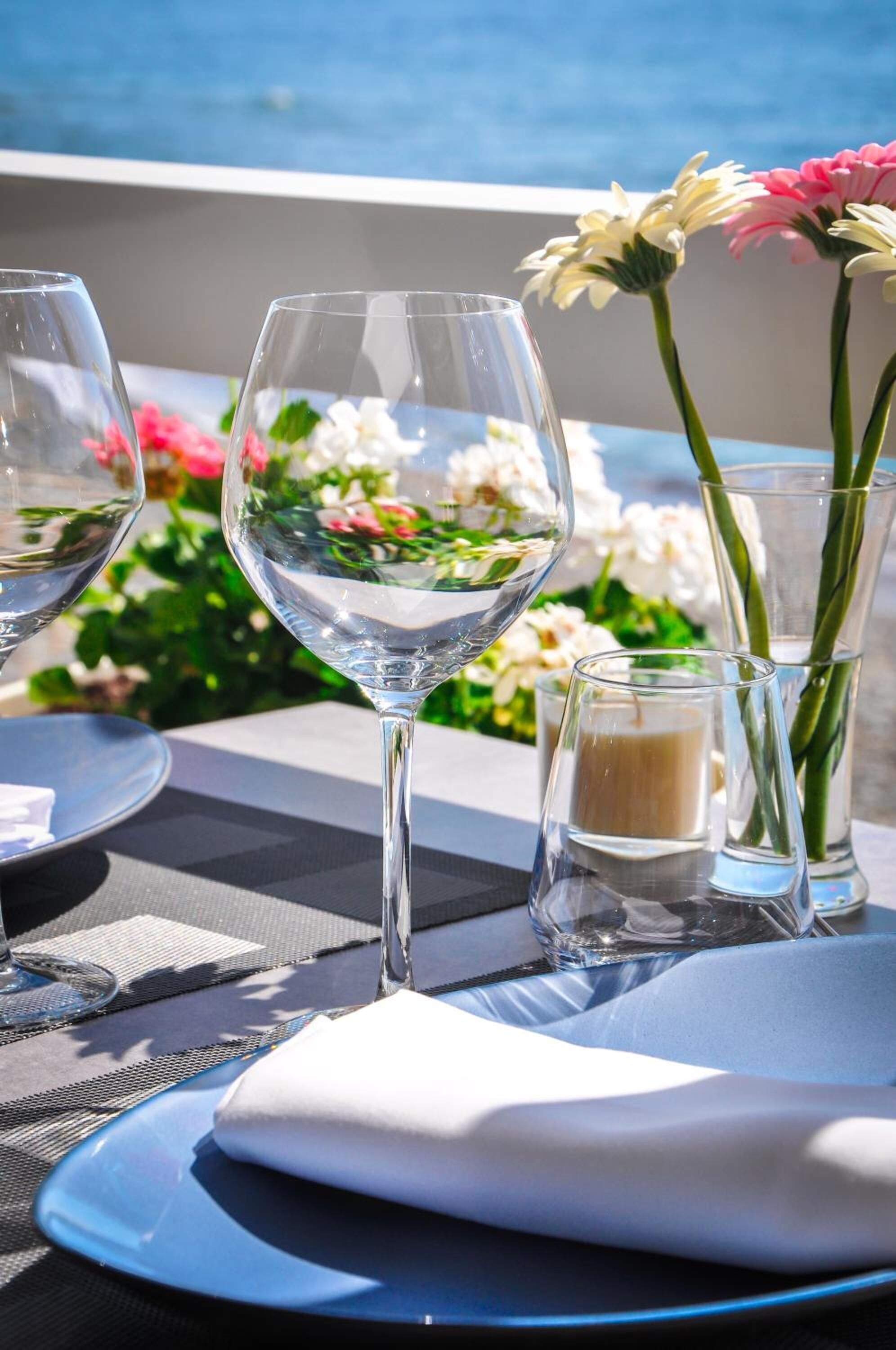 breakfast, lunch and dinner served