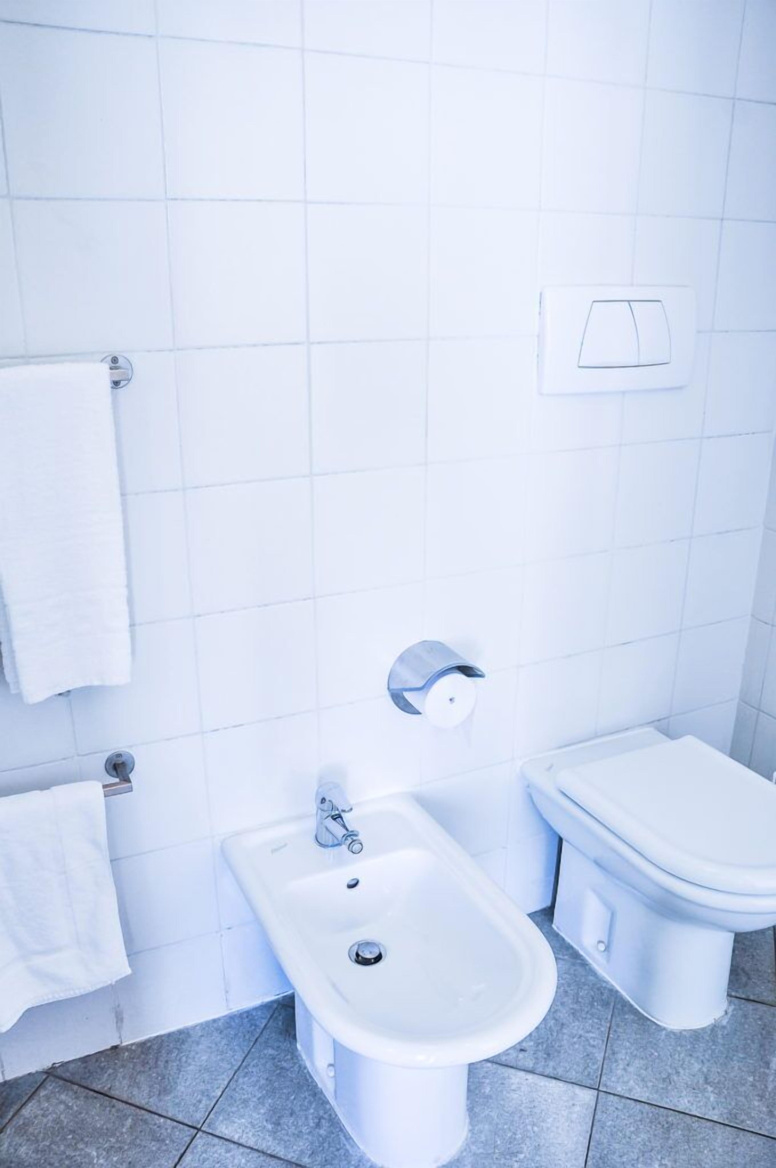 shower, free toiletries, bidet, towels