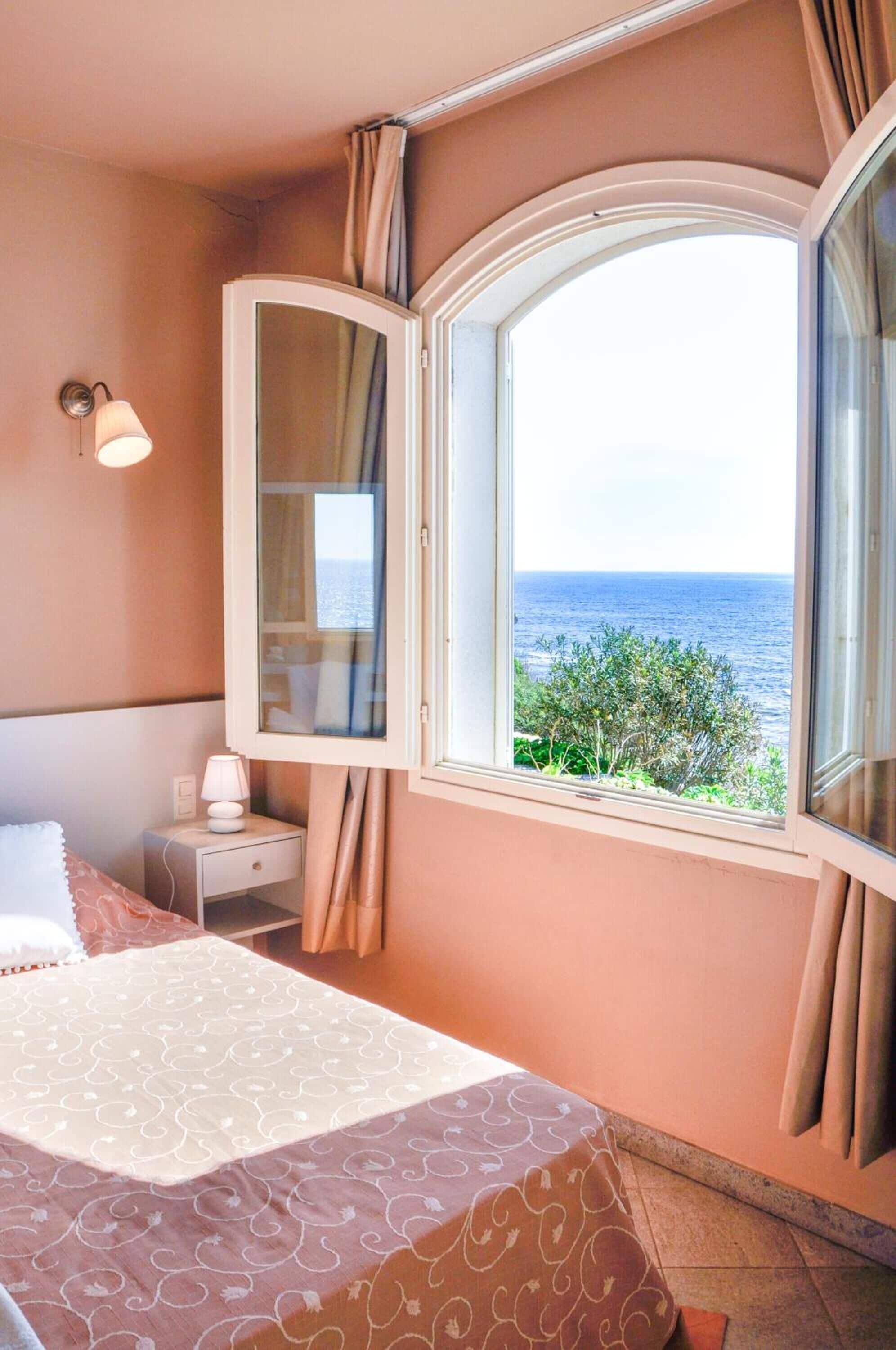 minibar, individually decorated, individually furnished, desk