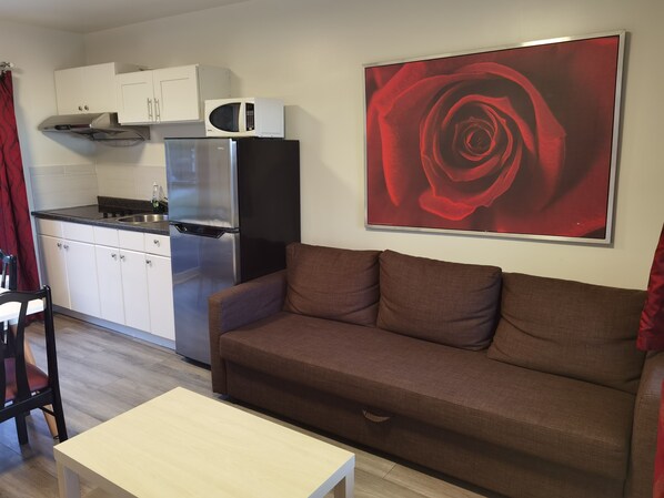 Comfort-Suite, 2 Queen-Betten, Meerblick | Wohnbereich | Fernseher