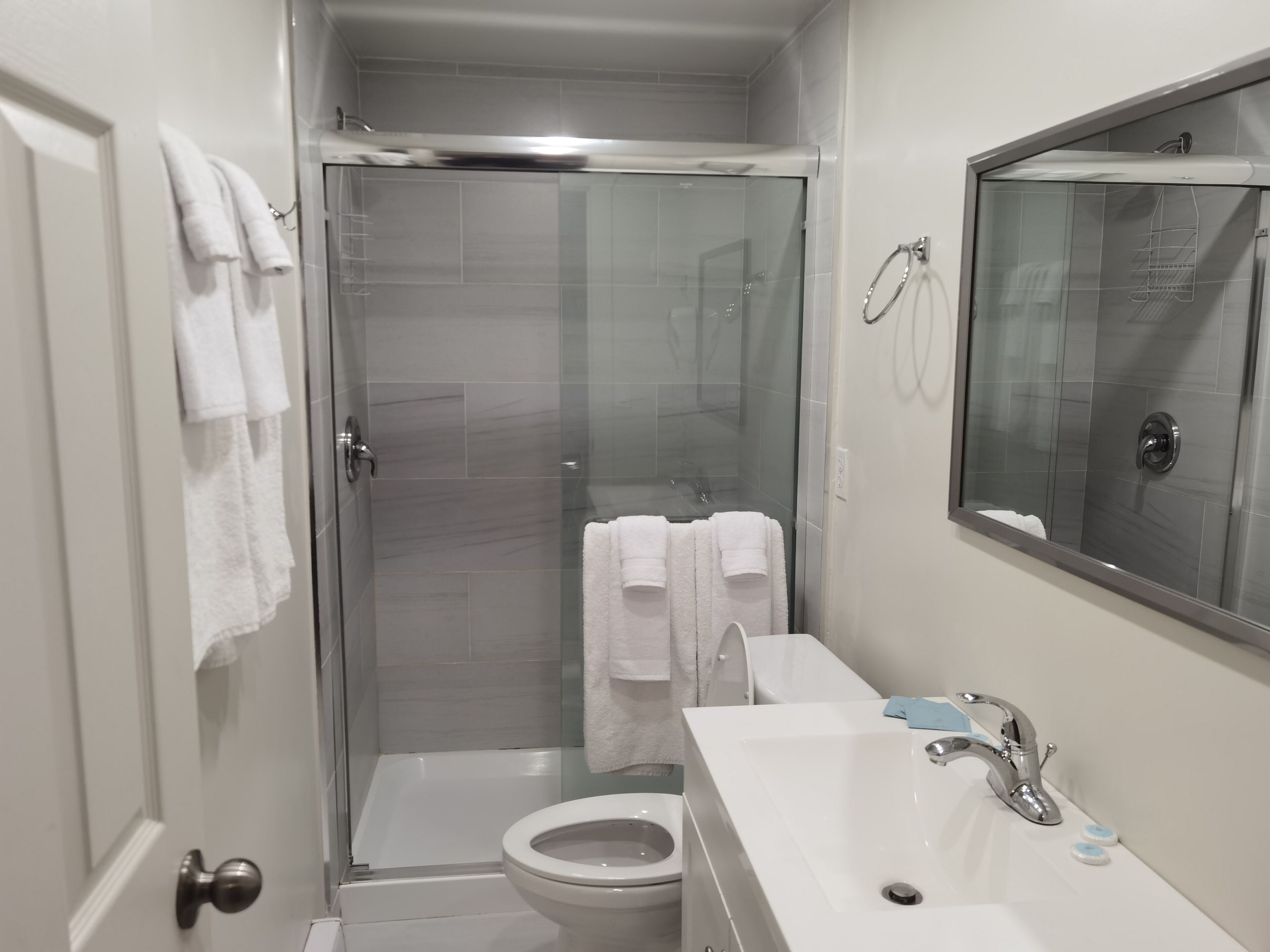 Comfort Suite | Bathroom | Shower, towels