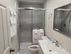 Comfort-suite | Badeværelse | Bruser, håndklæder