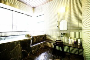 Bañera con ducha, artículos de tocador gratuitos, pantuflas, toallas