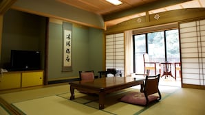 Une pièce de style japonais traditionnel, avec un sol recouvert de tatamis, une basse table en bois et des portes coulissantes en papier de riz (shoji).