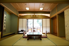 Habitación tradicional, vista a la montaña (20 tatami with open air bath) | Área de sala de estar | Televisión 