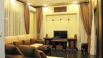 4 Bedroom Pool Villa | Área de estar | TV LCD 32 polegadas com canais via satélite, TV, DVD player