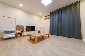 Cortinas blackout, wifi gratis y ropa de cama