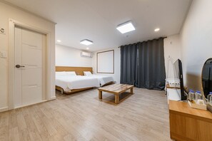 Cortinas blackout, wifi gratis y ropa de cama