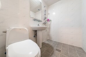 Business Room | Bathroom