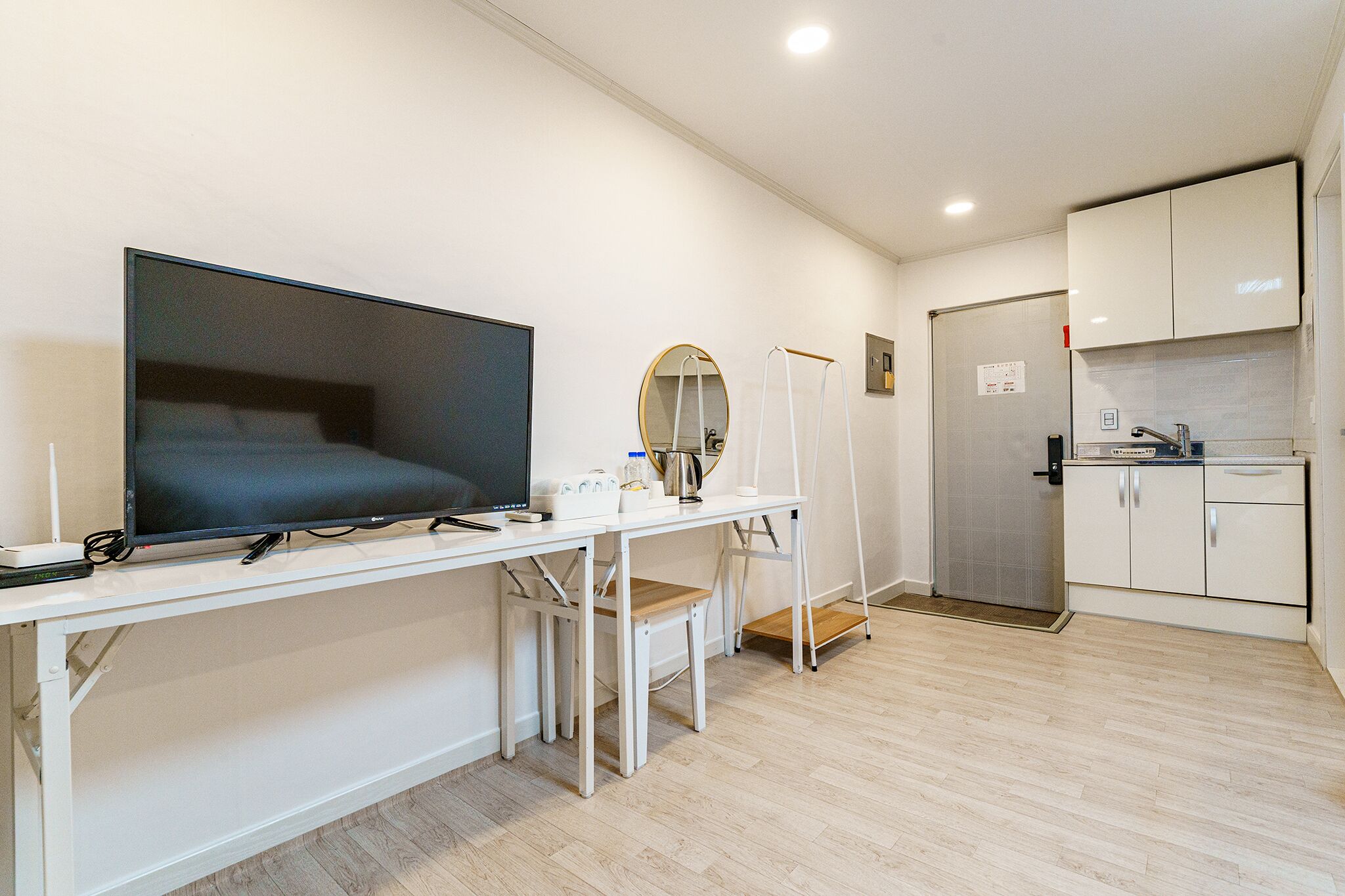 デラックス ルーム ダブルベッド 1 台 禁煙 簡易キッチン (B-TYPE, 1 Double Bed, 2 people) | 遮光カーテン、WiFi (無料)、ベッドシーツ