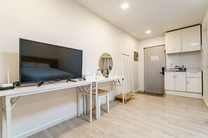 Cortinas blackout, wifi gratis y ropa de cama