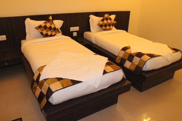 Kahden hengen deluxe-huone, 1 parisänky, tupakointi kielletty | Tallelokero huoneessa, työpöytä, äänieristys, silitysrauta/-lauta