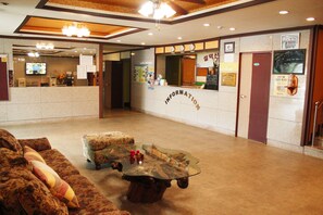 A lobby with a reception desk, a glass coffee table, and a sofa. - Seoraksan Park (Sokcho)