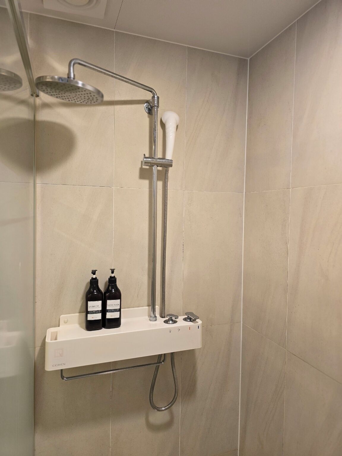 Baño | Tina y regadera independientes, secadora de cabello, pantuflas, bidet 
