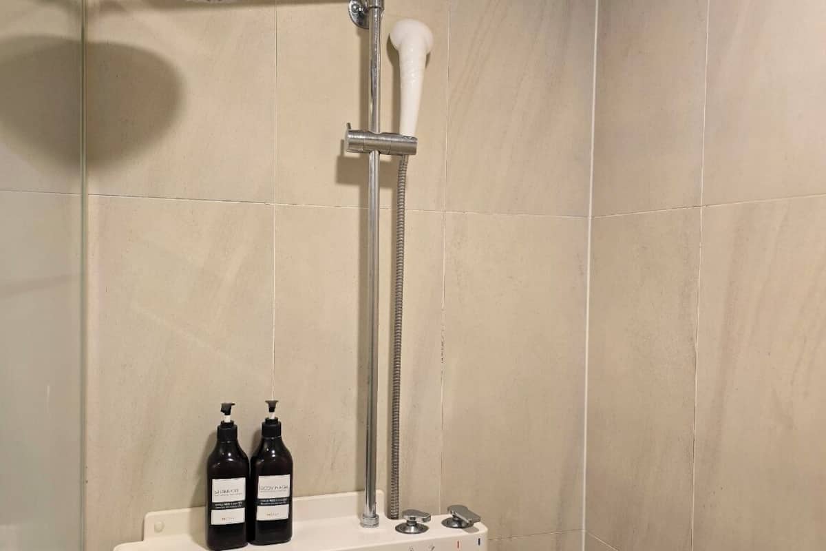 Baño | Tina y regadera independientes, secadora de cabello, pantuflas, bidet